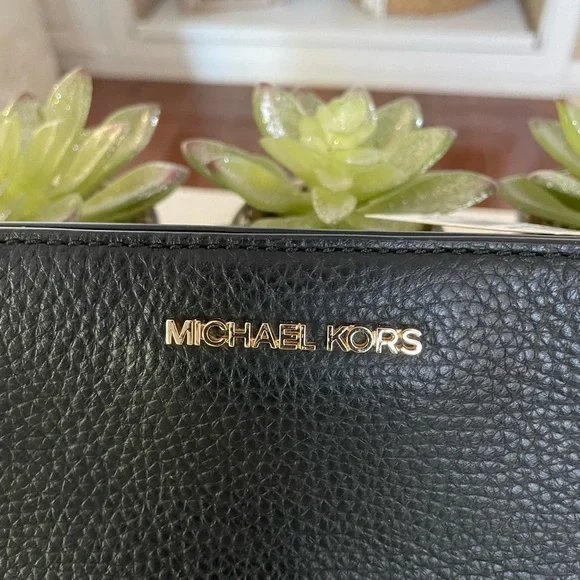 Nwt Michael Kors black gold leather Trisha medium crossbody 3 compartment zip - Picture 9 of 11